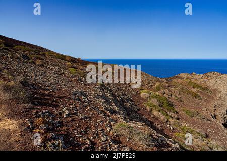 Vista mare del mare di Linosa sulla cima del vulcano Monte Nero, Isola Pelagie, Sicilia Foto Stock