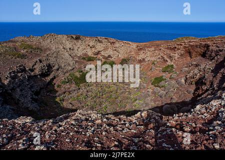 Vista mare del mare di Linosa sulla cima del vulcano Monte Nero, Isola Pelagie, Sicilia Foto Stock