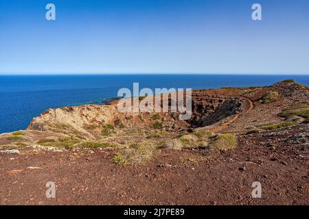 Vista mare del mare di Linosa sulla cima del vulcano Monte Nero, Isola Pelagie, Sicilia Foto Stock