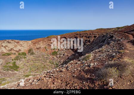 Vista mare del mare di Linosa sulla cima del vulcano Monte Nero, Isola Pelagie, Sicilia Foto Stock