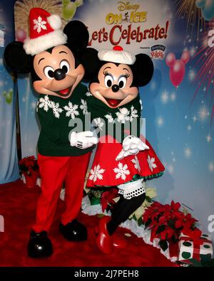 LOS ANGELES - DEC 11: Topolino, Minnie mouse al ricevimento Red Carpet 'Disney on Ice' presso lo Staples Center il 11 dicembre 2014 a Los Angeles, CA Foto Stock