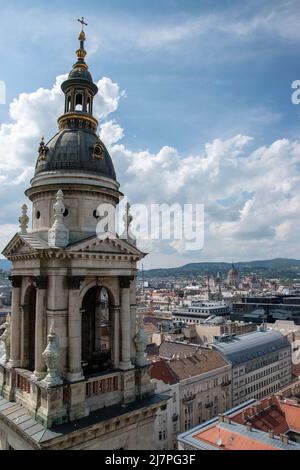 Una delle due torri della Basilica di San Pietro, Budapest, Ungheria. Foto Stock