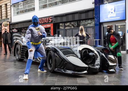 Il presentatore della Capital Breakfast Roman Kemp è stato sorpreso con un giro in una batmobile fuori dagli Studios Capital per il suo 28th compleanno. Roman Kemp è stato dotato di una batmobile come un capretto dal suo padrino George Michael e lui ancora lo ha. I co-padroni di casa Sonny e Sian lo stanno rendendo una realtà per lui con: Roman Kemp dove: Londra, Regno Unito quando: 28 Gen 2021 credito: Phil Lewis/WENN Foto Stock