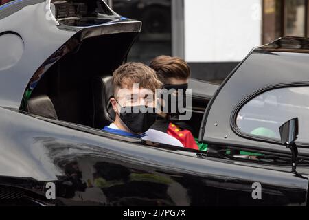 Il presentatore della Capital Breakfast Roman Kemp è stato sorpreso con un giro in una batmobile fuori dagli Studios Capital per il suo 28th compleanno. Roman Kemp è stato dotato di una batmobile come un capretto dal suo padrino George Michael e lui ancora lo ha. I co-padroni di casa Sonny e Sian lo stanno rendendo una realtà per lui con: Roman Kemp dove: Londra, Regno Unito quando: 28 Gen 2021 credito: Phil Lewis/WENN Foto Stock