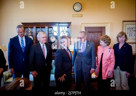 Il re Abdullah II di Giordania, terzo da sinistra, incontra il senatore degli Stati Uniti John Thune (repubblicano del South Dakota), sinistra, il leader della minoranza del Senato degli Stati Uniti Mitch McConnell (repubblicano del Kentucky), secondo da sinistra, il leader della maggioranza del Senato degli Stati Uniti Chuck Schumer (democratico di New York), terzo da destra, Il senatore degli Stati Uniti Debbie Stabenow (democratico del Michigan), secondo da destra, e il senatore degli Stati Uniti Tammy Baldwin (democratico del Wisconsin), destra, il Campidoglio degli Stati Uniti a Washington, DC, martedì 10 maggio 2022. Credit: Rod Lamkey/CNP/Sipa USA Foto Stock