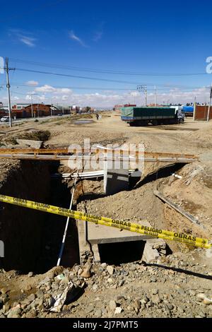 Installazione incompiuta di un nuovo sistema di drenaggio sotterraneo vicino all'autostrada principale nel distretto di Senkata, El Alto, Bolivia Foto Stock