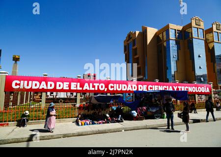 "Città di El Alto, città della scienza e della tecnologia" all'esterno dell'edificio principale dell'università UPEA (Universidad Pública de El Alto), El Alto, Bolivia Foto Stock