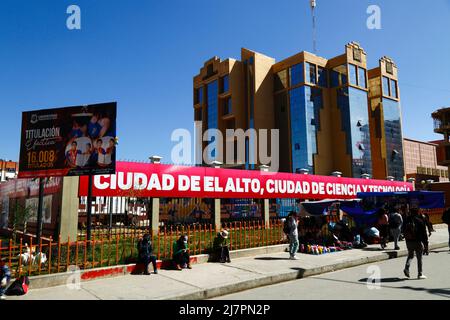 "Città di El Alto, città della scienza e della tecnologia" all'esterno dell'edificio principale dell'università UPEA (Universidad Pública de El Alto), El Alto, Bolivia Foto Stock