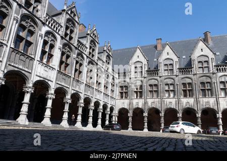 Archi chiostro nel cortile del Palazzo dei principi-Vescovi (Palais des Princes-Evêques) in Place Saint-Lambert Foto Stock