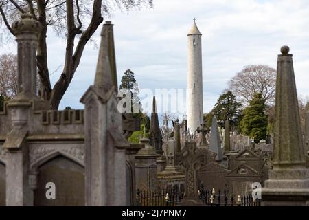 Vista della torre presso la tomba di Daniel o'Connell presso il cimitero Glasnevin Foto Stock