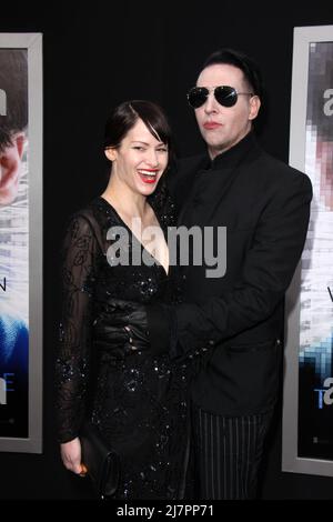 LOS ANGELES - Apr 10: Lindsay Usich, Marilyn Manson al 'trascendence' Premiere al Village Theatre il 10 aprile 2014 a Westwood, CA Foto Stock