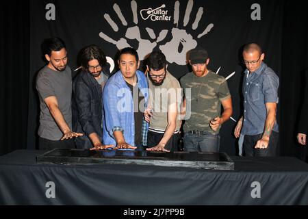 LOS ANGELES - GIUGNO 18: Linkin Park, Mike Shinoda, Rob Bourdon, Joe Hahn, Brad Delson, Dave Farrell, Chester Bennington al Linkin Park Rockwalk Inducting Ceremony al Guitar Center il 18 giugno 2014 a Los Angeles, CA Foto Stock