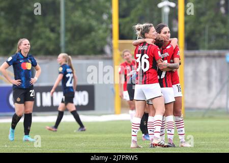 Milano, Italia. 07th maggio 2022. Italia, Milano, maggio 7 2022: L'arbitro fischiano tre volte e i giocatori di AC Milan celebrano la vittoria al termine della partita di calcio FC INTER vs AC MILAN, Women Serie A 2021-2022 day21 Breda Stadium (Photo by Fabrizio Andrea Bertani/Pacific Press) Credit: Pacific Press Media Production Corp./Alamy Live News Foto Stock