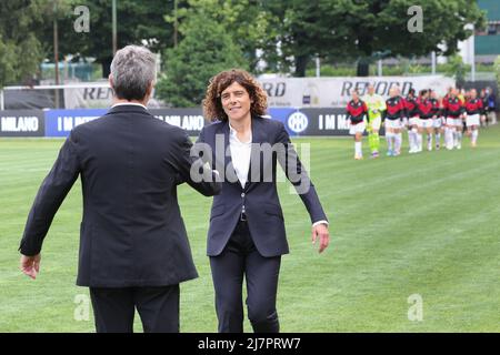 Milano, Italia. 07th maggio 2022. Italia, Milano, 7 2022 maggio: Maurizio Ganz (manager di Milano) e Rita Guarino (Inter manager) durante la partita di calcio FC INTER vs AC MILAN, Women Serie A 2021-2022 day21 Breda Stadium (Photo by Fabrizio Andrea Bertani/Pacific Press) Credit: Pacific Press Media Production Corp./Alamy Live News Foto Stock