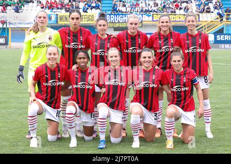 Milano, Italia. 07th maggio 2022. Italia, Milano, maggio 7 2022: ac Milan inizia il line-up nel campo centrale per foto di squadra durante la partita di calcio FC INTER vs AC MILAN, Women Serie A 2021-2022 day21 stadio Breda (Foto di Fabrizio Andrea Bertani/Pacific Press) Credit: Pacific Press Media Production Corp./Alamy Live News Foto Stock