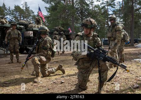 Soldati dell'esercito degli Stati Uniti assegnati a 4th Squadron, 2D Cavalry Regiment condurre un trapano di sicurezza di fuoco prima di una marcia tattica della strada all'area di addestramento di Niinsalo, Finlandia, 8 maggio 2022. Exercise Arrow è un esercizio multinazionale annuale, pre-pianificato, che si svolge in Finlandia, dove le forze di visita per includere gli Stati Uniti, Regno Unito, Lettonia, E l'Estonia, insieme alle forze di difesa finlandesi, si allenano in impegni di forza-forza ad alta intensità e in un esercizio di fuoco vivo allo scopo di aumentare la disponibilità militare e sviluppare l'interoperabilità tra le nazioni partner partecipanti. (STATI UNITI Esercito foto di SPC. Elisab Foto Stock