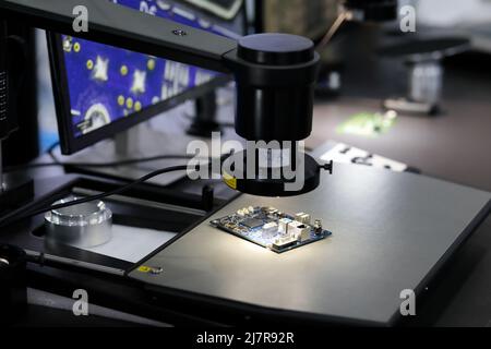 Sistema di controllo qualità e ispezione PCB con microscopio digitale. Messa a fuoco selettiva. Foto Stock