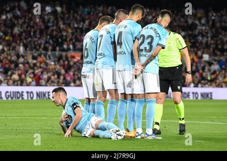 BARCELLONA, SPAGNA - MAGGIO 10: Giocatore del FC Barcellona combatte per la palla con il giocatore della RC Celta de Vigo durante la partita la Liga tra il FC Barcelona e la RC Celta de Vigo a Camp Nou il 10 maggio 2022 a Barcellona, SPAGNA. (Foto di Sara Aribo/PxImages) Foto Stock