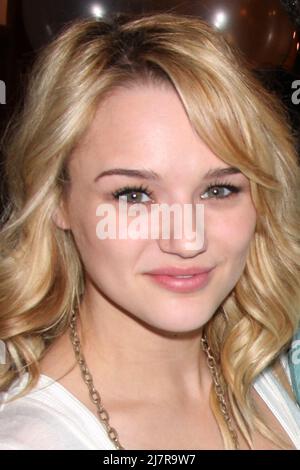 LOS ANGELES - MAR 25: Hunter King al giovane e inquieto 41st anniversario torta alla CBS Television City il 25 marzo 2014 a Los Angeles, CA Foto Stock