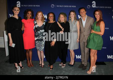 LOS ANGELES - GIU 19: ??Emily Deschanel, Holly Robinson Peete, Marg Helgenberger, S. Epata Merkerson, Angie Dickinson, Marin Ireland, Tony Goldwyn, Poppy Montgomery al 'on the Beat: The Evolution of the Crime Drama Heroine' al Paley Center for Media il 19 giugno 2014 a Beverly Hills, CA Foto Stock