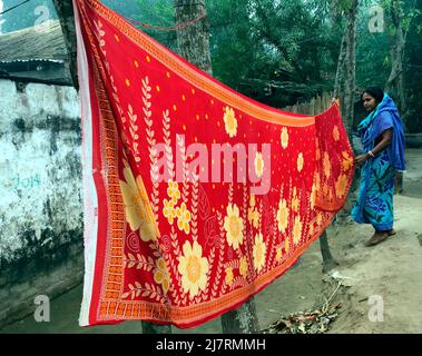 Vita rurale, donna appeso fuori il lavaggio Baranagar, Bengala occidentale, India Foto Stock