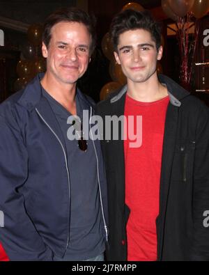 LOS ANGELES - MAR 25: Christian LeBlanc, Max Erlich al giovane e inquieto 41st anniversario torta alla CBS Television City il 25 marzo 2014 a Los Angeles, CA Foto Stock