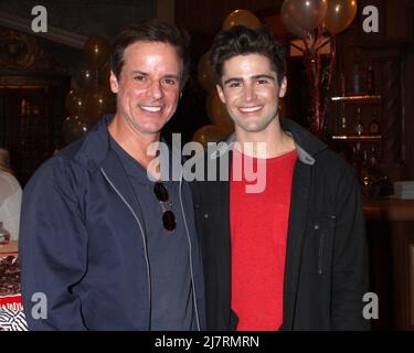 LOS ANGELES - MAR 25: Christian LeBlanc, Max Erlich al giovane e inquieto 41st anniversario torta alla CBS Television City il 25 marzo 2014 a Los Angeles, CA Foto Stock