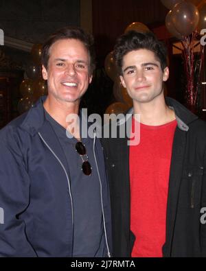 LOS ANGELES - MAR 25: Christian LeBlanc, Max Erlich al giovane e inquieto 41st anniversario torta alla CBS Television City il 25 marzo 2014 a Los Angeles, CA Foto Stock