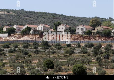 Nablus, Palestina. 10th maggio 2022. Visione generale dei nuovi edifici nell'insediamento ebraico di Shafeet Rahil, a sud di Nablus in Cisgiordania, dopo che il ministro della Difesa israeliano Benny Gantz ha approvato l'unificazione del consiglio di due insediamenti ebraici per la prima volta in 24 anni. Credit: SOPA Images Limited/Alamy Live News Foto Stock