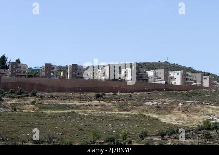 Nablus, Palestina. 10th maggio 2022. Visione generale dei nuovi edifici nell'insediamento ebraico di Shafeet Rahil, a sud di Nablus in Cisgiordania, dopo che il ministro della Difesa israeliano Benny Gantz ha approvato l'unificazione del consiglio di due insediamenti ebraici per la prima volta in 24 anni. Credit: SOPA Images Limited/Alamy Live News Foto Stock