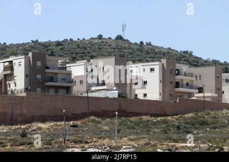 Nablus, Palestina. 10th maggio 2022. Visione generale dei nuovi edifici nell'insediamento ebraico di Shafeet Rahil, a sud di Nablus in Cisgiordania, dopo che il ministro della Difesa israeliano Benny Gantz ha approvato l'unificazione del consiglio di due insediamenti ebraici per la prima volta in 24 anni. Credit: SOPA Images Limited/Alamy Live News Foto Stock