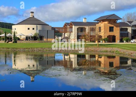 Il ristorante della Craggy Ridge Winery nella regione di Hawke's Bay, Nuova Zelanda, si riflette nel lago ornamentale della cantina Foto Stock