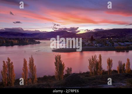 Il sole tramonta sulla città di Cromwell e il lago Dunstan nell'Isola del Sud della Nuova Zelanda Foto Stock