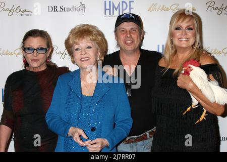 LOS ANGELES - MAGGIO 14: Carrie Fisher, Debbie Reynolds, Todd Fisher, Catherine Hickland Fisher al ricevimento VIP 'Debbie Reynolds—The Auction Finale'; asta condotta da www.ProfilesInHistory.com al Debbie Reynolds Dance Studio il 14 maggio 2014 a North Hollywood, California Foto Stock