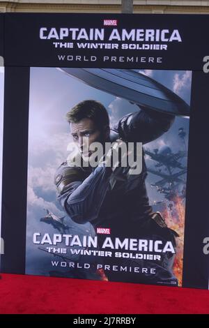 LOS ANGELES - MAR 13: Poster al 'Captain America: The Winter Soldier' LA Premiere al Teatro El Capitan il 13 marzo 2014 a Los Angeles, CA Foto Stock