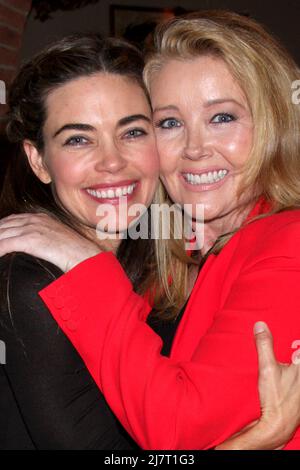 LOS ANGELES - MAR 25: Amelia Heinle, Melody Thomas Scott al giovane e inquieto 41st anniversario Cake alla CBS Television City il 25 marzo 2014 a Los Angeles, CA Foto Stock