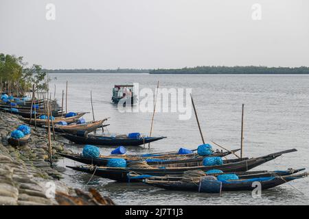 Satkhira, Bangladesh. 6th maggio 2022. I turisti visitano Sundorban in barca nel fiume Kholpatua a Shyamnagar nel distretto di Satkhira. (Credit Image: © Piyas Biswas/SOPA Images via ZUMA Press Wire) Foto Stock