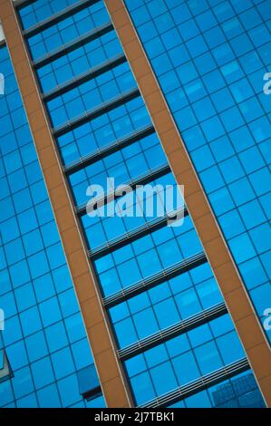 Business center, torre di vetro istituzionale, moderno edificio in vetro, business center con cielo blu Foto Stock