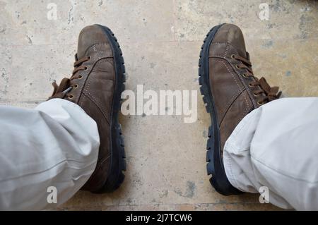 Scarpe uomo in pelle marrone con lacci su pavimento in marmo beige Foto Stock