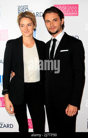 LOS ANGELES - Oct 21: Shailene Woodley, Shiloh Fernandez al 'White Bird in a Blizzard' LA Premiere all'Arclight Hollywood il 21 ottobre 2014 a Los Angeles, CA Foto Stock