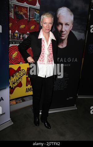 LOS ANGELES - Oct 10: Annie Lennox all'apparizione in negozio per firmare 'nostalgia' alla Amoeba Records il 10 ottobre 2014 a Los Angeles, CA Foto Stock