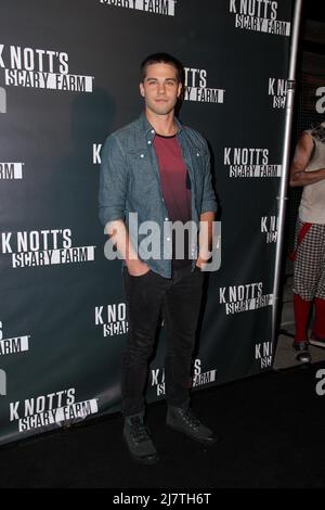 LOS ANGELES - Oct 3: Dean Geyer al Knott's Scary Farm Celebrity VIP Opening at Knott's Berry Farm il 3 ottobre 2014 a Buena Park, California Foto Stock