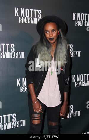 LOS ANGELES - Oct 3: Angel Haze al Knott's Scary Farm Celebrity VIP Opening at Knott's Berry Farm il 3 ottobre 2014 a Buena Park, California Foto Stock