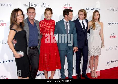 LOS ANGELES - Oct 7: Denise di Novi, Nicholas Sparks, Michelle Monaghan, James Marsden, Luke Bracey, Liana liberato al 'il meglio di me' LA Premiere al Regal 14 Theatres il 7 ottobre 2014 a Los Angeles, CA Foto Stock