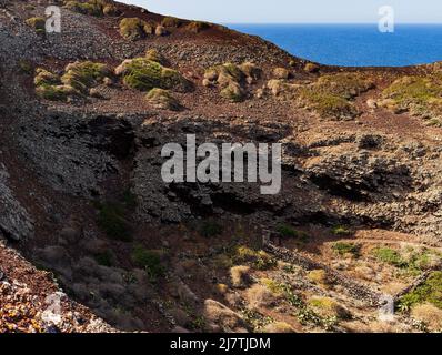 Vista mare del mare di Linosa sulla cima del vulcano Monte Nero, Isola Pelagie, Sicilia Foto Stock