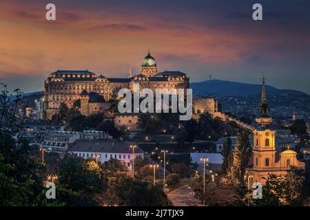 Budapest, Ungheria - Palazzo reale illuminato del Castello di Buda e Santa Caterina d'Alessandria al crepuscolo Foto Stock