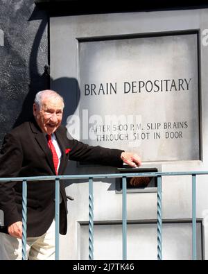 LOS ANGELES - Oct 23: Mel Brooks al Mel Brooks Street Dedication e Young Frankenstein Mural Presentation al 20th Century Fox Lot il 23 ottobre 2014 a Century City, CA Foto Stock