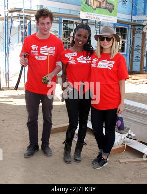 LOS ANGELES - Oct 25: Jeremy Allen White, Shanola Hampton, Kristen Bell all'Habitat for Humanity build by Showtime's 'House of Lies' e Shameless a Magnolia Blvd il 25 ottobre 2014 a Lynwood, CA Foto Stock