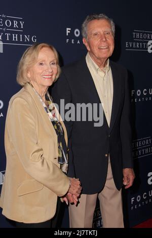 LOS ANGELES - Oct 24: EVA Marie Saint; Jeffrey Hayden alla prima 'la Teoria di tutto' al Teatro AMPAS Samuel Goldwyn il 24 ottobre 2014 a Beverly Hills, CA Foto Stock