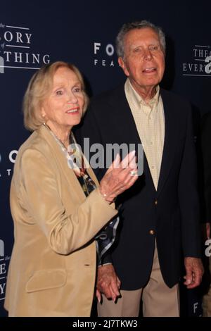 LOS ANGELES - Oct 24: EVA Marie Saint; Jeffrey Hayden alla prima 'la Teoria di tutto' al Teatro AMPAS Samuel Goldwyn il 24 ottobre 2014 a Beverly Hills, CA Foto Stock